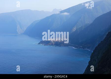 Blick auf das Küstendorf Seixal an der Nordküste der Insel Madeira (Portugal) vom Aussichtspunkt Eira da Achada in Ribeira da Janela Stockfoto