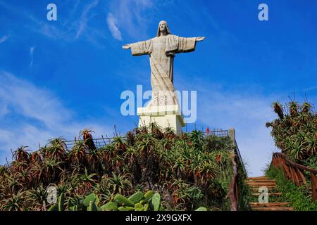 Statue Jesu Christi auf dem Kap von Garajau, genannt „Christus der König“ (Estátua do Cristo Rei do Garajau) in Canico bei Funchal auf Madeira (Por Stockfoto