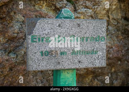 Granit geschnitztes Schild am Aussichtspunkt Eira do Serrado in der bergigen Umgebung des Tals der Nonnen auf Madeira, Portugal Stockfoto