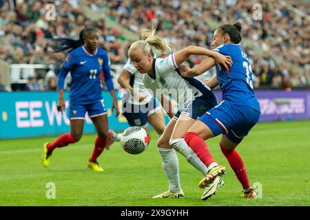 Englands Beth Mead stellt sich beim Qualifikationsspiel der UEFA-Frauen-EM-Liga A, dem Spiel der Gruppe 3 zwischen England und Frankreich im St. James's Park, Newcastle am Freitag, den 31. Mai 2024, um den Ball zu gewinnen. (Foto: Trevor Wilkinson | MI News) Credit: MI News & Sport /Alamy Live News Stockfoto