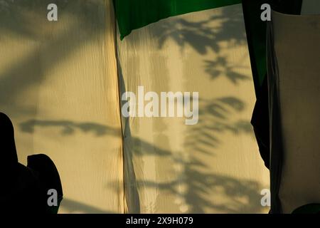 Abstract background on stretched fabric with morning sun lighting from behind. Stockfoto
