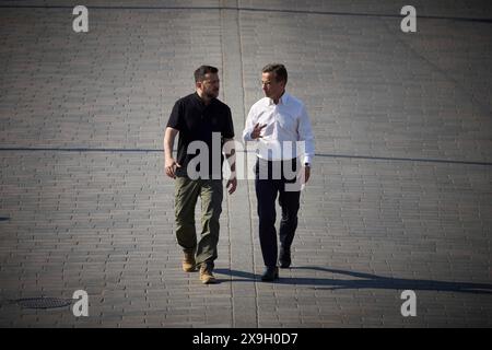 Stockholm, Schweden. 31. Mai 2024. Der ukrainische Präsident Wolodymyr Zelenskyj (links) und der schwedische Premierminister Ulf Kristersson (rechts) gehen gemeinsam zum Stockholmer Palast, um König Carl XVI Gustaf am Rande des Nordischen Sicherheits- und Verteidigungsgipfels am 31. Mai 2024 in Stockholm, Schweden, zu treffen. Quelle: Pool Photo/Ukrainische Präsidentenpresse/Alamy Live News Stockfoto