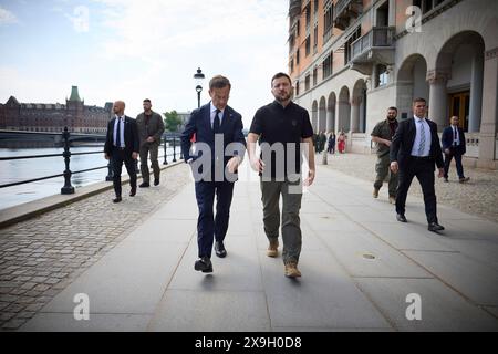 Stockholm, Schweden. 31. Mai 2024. Der ukrainische Präsident Wolodymyr Zelenskyj (links) und der schwedische Premierminister Ulf Kristersson (rechts) gehen gemeinsam zum Stockholmer Palast, um König Carl XVI Gustaf am Rande des Nordischen Sicherheits- und Verteidigungsgipfels am 31. Mai 2024 in Stockholm, Schweden, zu treffen. Quelle: Pool Photo/Ukrainische Präsidentenpresse/Alamy Live News Stockfoto