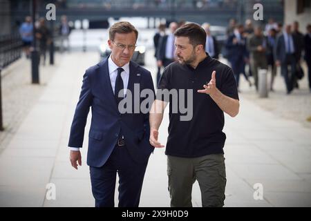 Stockholm, Schweden. 31. Mai 2024. Der ukrainische Präsident Wolodymyr Zelenskyj (links) und der schwedische Premierminister Ulf Kristersson (rechts) gehen gemeinsam zum Stockholmer Palast, um König Carl XVI Gustaf am Rande des Nordischen Sicherheits- und Verteidigungsgipfels am 31. Mai 2024 in Stockholm, Schweden, zu treffen. Quelle: Pool Photo/Ukrainische Präsidentenpresse/Alamy Live News Stockfoto