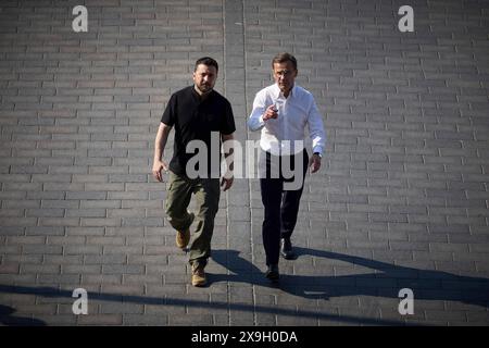 Stockholm, Schweden. 31. Mai 2024. Der ukrainische Präsident Wolodymyr Zelenskyj (links) und der schwedische Premierminister Ulf Kristersson (rechts) gehen gemeinsam zum Stockholmer Palast, um König Carl XVI Gustaf am Rande des Nordischen Sicherheits- und Verteidigungsgipfels am 31. Mai 2024 in Stockholm, Schweden, zu treffen. Quelle: Pool Photo/Ukrainische Präsidentenpresse/Alamy Live News Stockfoto