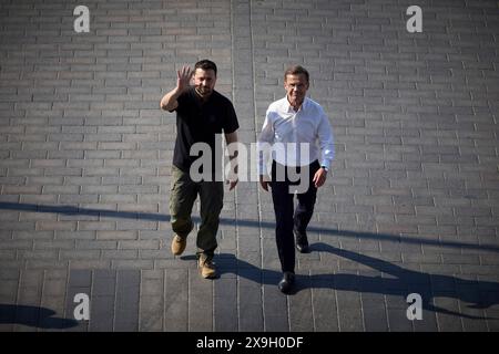 Stockholm, Schweden. 31. Mai 2024. Der ukrainische Präsident Wolodymyr Zelenskyj (links) und der schwedische Premierminister Ulf Kristersson (rechts) gehen gemeinsam zum Stockholmer Palast, um König Carl XVI Gustaf am Rande des Nordischen Sicherheits- und Verteidigungsgipfels am 31. Mai 2024 in Stockholm, Schweden, zu treffen. Quelle: Pool Photo/Ukrainische Präsidentenpresse/Alamy Live News Stockfoto