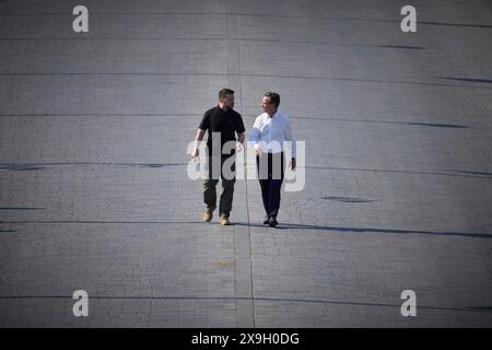 Stockholm, Schweden. 31. Mai 2024. Der ukrainische Präsident Wolodymyr Zelenskyj (links) und der schwedische Premierminister Ulf Kristersson (rechts) gehen gemeinsam zum Stockholmer Palast, um König Carl XVI Gustaf am Rande des Nordischen Sicherheits- und Verteidigungsgipfels am 31. Mai 2024 in Stockholm, Schweden, zu treffen. Quelle: Pool Photo/Ukrainische Präsidentenpresse/Alamy Live News Stockfoto