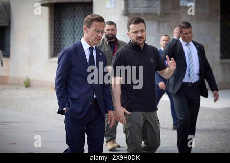Stockholm, Schweden. 31. Mai 2024. Der ukrainische Präsident Wolodymyr Zelenskyj (links) und der schwedische Premierminister Ulf Kristersson (rechts) gehen gemeinsam zum Stockholmer Palast, um König Carl XVI Gustaf am Rande des Nordischen Sicherheits- und Verteidigungsgipfels am 31. Mai 2024 in Stockholm, Schweden, zu treffen. Quelle: Pool Photo/Ukrainische Präsidentenpresse/Alamy Live News Stockfoto