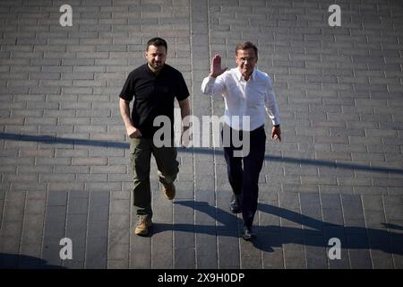 Stockholm, Schweden. 31. Mai 2024. Der ukrainische Präsident Wolodymyr Zelenskyj (links) und der schwedische Premierminister Ulf Kristersson (rechts) gehen gemeinsam zum Stockholmer Palast, um König Carl XVI Gustaf am Rande des Nordischen Sicherheits- und Verteidigungsgipfels am 31. Mai 2024 in Stockholm, Schweden, zu treffen. Quelle: Pool Photo/Ukrainische Präsidentenpresse/Alamy Live News Stockfoto