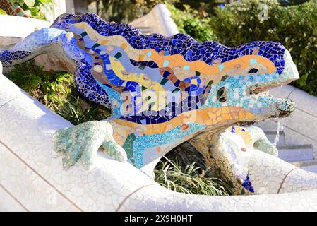 Antoni Gaudi, Park Güell, UNESCO-Weltkulturerbe, Barcelona, Katalonien, Spanien, Europa, detaillierte, farbenfrohe Echsenskulptur aus Mosaik Stockfoto