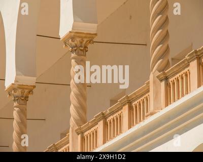 Beige Säulen und Bögen eines Gebäudes mit architektonischen Details, Tunis in Afrika mit Ruinen aus römischer Zeit, moderne Moscheen und Blau und weiß Stockfoto