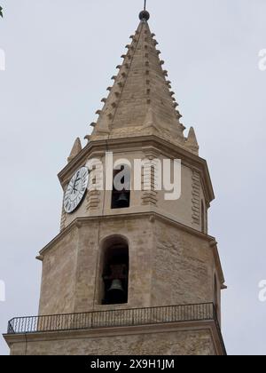 Historischer Glockenturm aus Sandstein mit Uhr und Glocken vor einem bewölkten Himmel, palma de Mallorca mit seinen historischen Häusern, der großen Kathedrale und Stockfoto