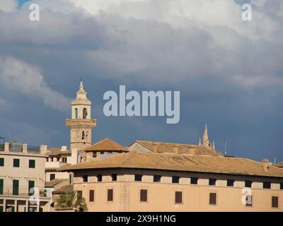 Blick auf die Stadt mit Kirchturm und Wolken am Himmel, palma de Mallorca am Mittelmeer mit seinen historischen Häusern, der großen Kathedrale und Stockfoto