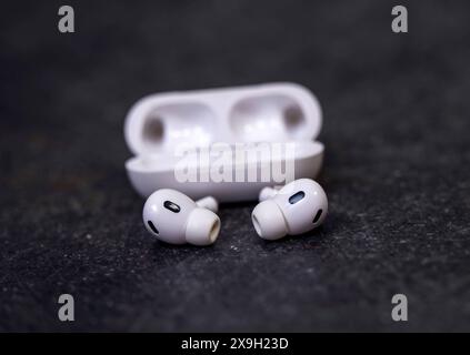 01.06.2024, Air Pods 3. Generation von Apple. Ohrhörer für 3D-Stereo-Sound, 01.06.2024, Spotify 01.06.2024, Spotify *** 01 06 2024, Air Pods 3 Generation by Apple Ohrhörer für 3D-Stereo-Sound, 01 06 2024, Spotify 01 06 2024, Spotify Stockfoto