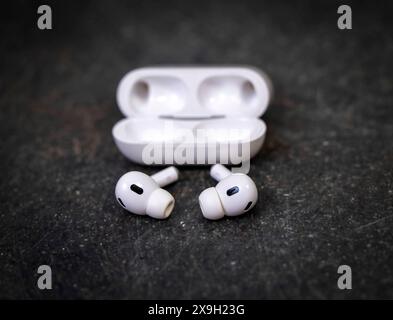 01.06.2024, Air Pods 3. Generation von Apple. Ohrhörer für 3D-Stereo-Sound, 01.06.2024, Spotify 01.06.2024, Spotify *** 01 06 2024, Air Pods 3 Generation by Apple Ohrhörer für 3D-Stereo-Sound, 01 06 2024, Spotify 01 06 2024, Spotify Stockfoto