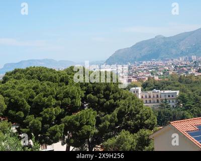 Panoramablick auf eine Stadt umgeben von grünen Bergen und Bäumen, klares Wetter, palermo in sizilien mit einer beeindruckenden Kathedrale, Denkmälern und alten Stockfoto