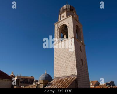 Glockenturm und Kirchenkuppel über den Dächern einer historischen Stadt, die Altstadt von Dubrovnik mit historischen Häusern, Kirchen, roten Dächern und Festung Stockfoto