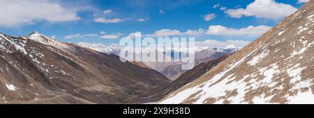 Khardong Pass, zweithöchster motorisierter Pass der Welt, Ladakh, Indischer Himalaya, Jammu und Kaschmir, Nordindien, Indien Stockfoto