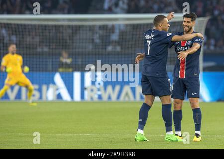 Im Fußballspiel hat Kapitän Kylian MBAPPE' Paris St. Germain Linke gerade die 1-0 für Paris St. Germain erzielt, er jubelt mit Marco ASENSIO Paris St. Stockfoto