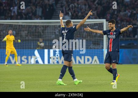 Im Fußballspiel hat Kapitän Kylian MBAPPE' Paris St. Germain Linke gerade die 1-0 für Paris St. Germain erzielt, er jubelt mit Marco ASENSIO Paris St. Stockfoto