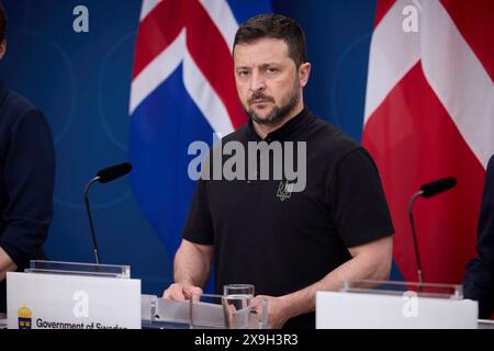 Stockholm, Schweden. 31. Mai 2024. Der ukrainische Präsident Wolodymyr Zelenskyj hört auf einer gemeinsamen Pressekonferenz auf dem Nordischen Sicherheits- und Verteidigungsgipfel am 31. Mai 2024 in Stockholm, Schweden, eine Frage. Quelle: Pool Photo/Ukrainische Präsidentenpresse/Alamy Live News Stockfoto