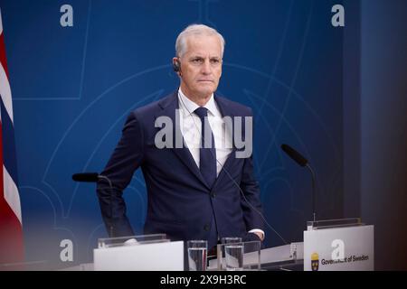 Stockholm, Schweden. 31. Mai 2024. Der norwegische Premierminister Jonas Gahr Store hört eine Frage während einer gemeinsamen Pressekonferenz auf dem Nordischen Sicherheits- und Verteidigungsgipfel am 31. Mai 2024 in Stockholm, Schweden. Quelle: Pool Photo/Ukrainische Präsidentenpresse/Alamy Live News Stockfoto