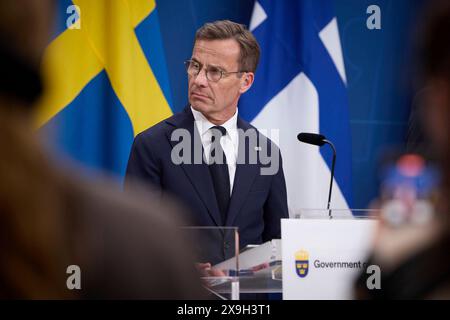 Stockholm, Schweden. 31. Mai 2024. Der schwedische Premierminister Ulf Kristersson hört auf einer gemeinsamen Pressekonferenz auf dem Nordischen Sicherheits- und Verteidigungsgipfel am 31. Mai 2024 in Stockholm, Schweden, eine Frage. Quelle: Pool Photo/Ukrainische Präsidentenpresse/Alamy Live News Stockfoto