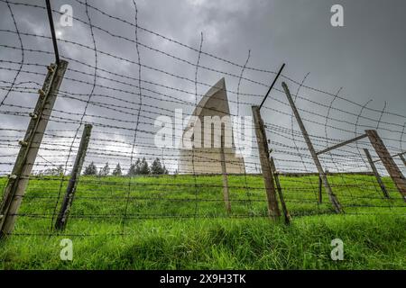 Stacheldraht, Gedenkstätte in Form einer Flamme, Konzentrationslager Struthof, Natzweiler, Elsass, Frankreich Stockfoto