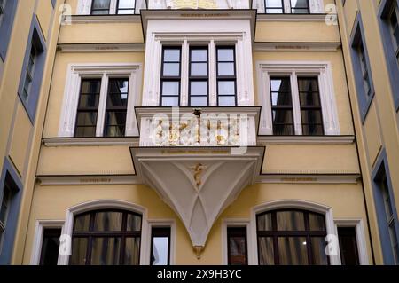 Schlange und Wappen auf einem Erkerfenster, historischer Gebäudekomplex Hotel Barthels Hof, Einkaufspassage, Einkaufszentrum, Einkaufszentrum, Einkaufsmöglichkeiten Stockfoto