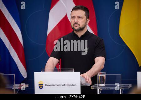 Stockholm, Schweden. 31. Mai 2024. Der ukrainische Präsident Wolodymyr Zelenskyj hört auf einer gemeinsamen Pressekonferenz auf dem Nordischen Sicherheits- und Verteidigungsgipfel am 31. Mai 2024 in Stockholm, Schweden, eine Frage. Quelle: Pool Photo/Ukrainische Präsidentenpresse/Alamy Live News Stockfoto