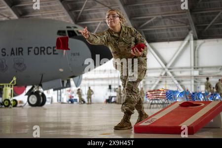 Tampa, Florida, USA. Mai 2024. Flugzeuge der 1. Klasse Yarilys Gonzalez, 6th Operation Support Squadron Flugfeldmanagement-Lehrling, spielt während der Operation Homecoming auf der MacDill Air Force Base, Fla., 20. Mai 2024. Operation Homecoming ist eine halbjährliche Veranstaltung zur Anerkennung der Erfolge von zurückgekehrten Airmen aus verschiedenen Einsätzen auf der ganzen Welt. (Abbildung: © Lauren Cobin/USA Air Force/ZUMA Press Wire) NUR REDAKTIONELLE VERWENDUNG! Nicht für kommerzielle ZWECKE! Stockfoto