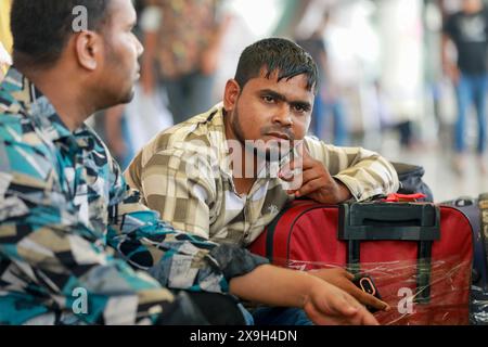 31. Mai 2024, Dhaka, Bangladesch: Tausende von Menschen drängen auf den Flughafen Hazrat Shah Jalal, um sogar ohne Tickets nach Malaysia zu reisen, in Dhaka, Bangladesch, 31. Mai 2024. Tausende von Menschen drängen heute, Freitag, am Flughafen. Man sagt, Malaysia wird nach heute keine Arbeiter aus Bangladesch nehmen. Wenn sie heute nicht gehen können, können sie nicht nach Malaysia. Sie haben viel Geld ausgegeben. Wenn sie nicht gehen, wird ihre Not kein Ende haben. Der malaysische Arbeitsmarkt, der wegen der Bildung von Syndikaten und Unregelmäßigkeiten bei der Entsendung der Arbeitnehmer für vier Jahre geschlossen wurde, wurde für Bangl wieder geöffnet Stockfoto