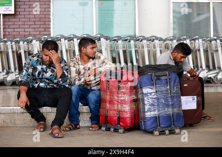 31. Mai 2024, Dhaka, Bangladesch: Tausende von Menschen drängen auf den Flughafen Hazrat Shah Jalal, um sogar ohne Tickets nach Malaysia zu reisen, in Dhaka, Bangladesch, 31. Mai 2024. Tausende von Menschen drängen heute, Freitag, am Flughafen. Man sagt, Malaysia wird nach heute keine Arbeiter aus Bangladesch nehmen. Wenn sie heute nicht gehen können, können sie nicht nach Malaysia. Sie haben viel Geld ausgegeben. Wenn sie nicht gehen, wird ihre Not kein Ende haben. Der malaysische Arbeitsmarkt, der wegen der Bildung von Syndikaten und Unregelmäßigkeiten bei der Entsendung der Arbeitnehmer für vier Jahre geschlossen wurde, wurde für Bangl wieder geöffnet Stockfoto