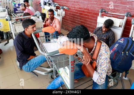 31. Mai 2024, Dhaka, Bangladesch: Tausende von Menschen drängen auf den Flughafen Hazrat Shah Jalal, um sogar ohne Tickets nach Malaysia zu reisen, in Dhaka, Bangladesch, 31. Mai 2024. Tausende von Menschen drängen heute, Freitag, am Flughafen. Man sagt, Malaysia wird nach heute keine Arbeiter aus Bangladesch nehmen. Wenn sie heute nicht gehen können, können sie nicht nach Malaysia. Sie haben viel Geld ausgegeben. Wenn sie nicht gehen, wird ihre Not kein Ende haben. Der malaysische Arbeitsmarkt, der wegen der Bildung von Syndikaten und Unregelmäßigkeiten bei der Entsendung der Arbeitnehmer für vier Jahre geschlossen wurde, wurde für Bangl wieder geöffnet Stockfoto