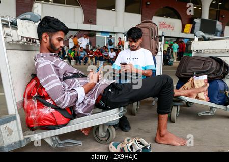 31. Mai 2024, Dhaka, Bangladesch: Tausende von Menschen drängen auf den Flughafen Hazrat Shah Jalal, um sogar ohne Tickets nach Malaysia zu reisen, in Dhaka, Bangladesch, 31. Mai 2024. Tausende von Menschen drängen heute, Freitag, am Flughafen. Man sagt, Malaysia wird nach heute keine Arbeiter aus Bangladesch nehmen. Wenn sie heute nicht gehen können, können sie nicht nach Malaysia. Sie haben viel Geld ausgegeben. Wenn sie nicht gehen, wird ihre Not kein Ende haben. Der malaysische Arbeitsmarkt, der wegen der Bildung von Syndikaten und Unregelmäßigkeiten bei der Entsendung der Arbeitnehmer für vier Jahre geschlossen wurde, wurde für Bangl wieder geöffnet Stockfoto