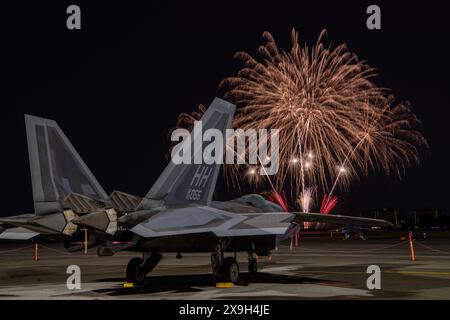 Yokota Air Base, Japan. Mai 2024. Ein F-22 Raptor der US Air Force, der der 199th Fighter Squadron zugeordnet ist, sitzt am 19. Mai 2024 auf der Fluglinie auf der Yokota Air Base in Japan während des Japanisch-Amerikanischen Freundschaftsfestivals. Das zweitägige Festival ermöglichte es den Besuchern, mehr über die bilaterale Partnerschaft zwischen den USA und Japan zu erfahren und gleichzeitig die Beziehungen zwischen Yokota und den lokalen Gemeinschaften zu stärken. (Kreditbild: © U.S. Air Force/ZUMA Press Wire) NUR REDAKTIONELLE VERWENDUNG! Nicht für kommerzielle ZWECKE! Stockfoto