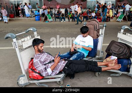 31. Mai 2024, Dhaka, Bangladesch: Tausende von Menschen drängen auf den Flughafen Hazrat Shah Jalal, um sogar ohne Tickets nach Malaysia zu reisen, in Dhaka, Bangladesch, 31. Mai 2024. Tausende von Menschen drängen heute, Freitag, am Flughafen. Man sagt, Malaysia wird nach heute keine Arbeiter aus Bangladesch nehmen. Wenn sie heute nicht gehen können, können sie nicht nach Malaysia. Sie haben viel Geld ausgegeben. Wenn sie nicht gehen, wird ihre Not kein Ende haben. Der malaysische Arbeitsmarkt, der wegen der Bildung von Syndikaten und Unregelmäßigkeiten bei der Entsendung der Arbeitnehmer für vier Jahre geschlossen wurde, wurde für Bangl wieder geöffnet Stockfoto