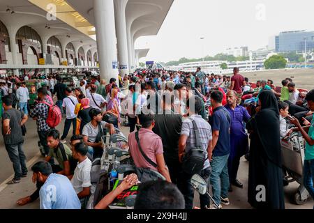 31. Mai 2024, Dhaka, Bangladesch: Tausende von Menschen drängen auf den Flughafen Hazrat Shah Jalal, um sogar ohne Tickets nach Malaysia zu reisen, in Dhaka, Bangladesch, 31. Mai 2024. Tausende von Menschen drängen heute, Freitag, am Flughafen. Man sagt, Malaysia wird nach heute keine Arbeiter aus Bangladesch nehmen. Wenn sie heute nicht gehen können, können sie nicht nach Malaysia. Sie haben viel Geld ausgegeben. Wenn sie nicht gehen, wird ihre Not kein Ende haben. Der malaysische Arbeitsmarkt, der wegen der Bildung von Syndikaten und Unregelmäßigkeiten bei der Entsendung der Arbeitnehmer für vier Jahre geschlossen wurde, wurde für Bangl wieder geöffnet Stockfoto