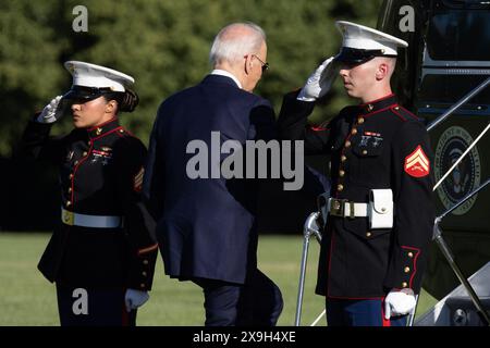 US-Präsident Joe Biden (C) geht an Bord der Marine One neben den US-Marines, um von Fort Lesley J. McNair in Washington, DC, USA, zu starten. 31. Mai 2024. US-Präsident Biden und seine Familie reisen nach Delaware. Quelle: SIPA USA/Alamy Live News Stockfoto