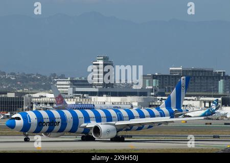 Condor Airbus A330-941 Flugzeug mit der Registrierung D-ANRN auf dem LAX, Los Angeles International Airport. Meer, blaue Streifenlackierung. Stockfoto