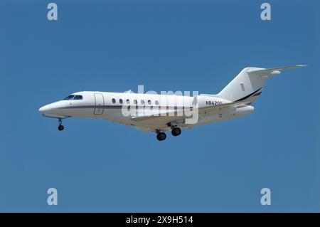 Los Angeles, Kalifornien, Vereinigte Staaten - 28. April 2024: Cessna 700 Citation Longitude mit Registrierung N842QS auf dem endgültigen Anflug nach LAX, Los A Stockfoto