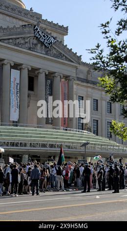 Brooklyn, NY – Mai 31 2024: Polizeibeamte der NYPD beobachten Proteste im Brooklyn Museum am Eastern Parkway in Brooklyn, New York City. Stockfoto