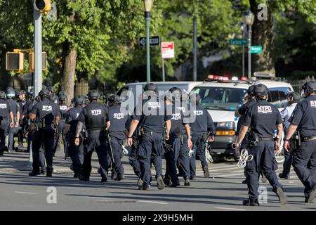 Brooklyn, NY – Mai 31 2024: Beamte des NYPD tragen Plastikhandschellen bei Protesten an der Fassade des Brooklyn Museums am Eastern Parkway in Brooklyn, New Yo Stockfoto