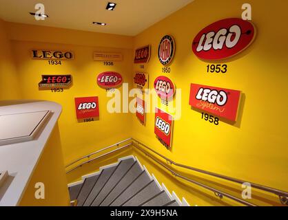 Berlin, Deutschland - 29. April 2024: Alle historischen LEGO Logos an der Wand des LEGO Store in der Tauentzien straße im Berliner Stadtteil Schöneberg Stockfoto