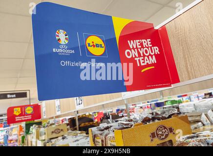 Werbebanner „Lidl – Offizieller Partner der UEFA EURO 2024 in Deutschland“ Stockfoto