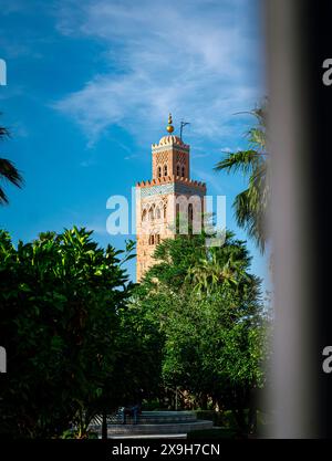 Der Turm der Koutoubia-Moschee, ein hohes Minarett mit blauem Himmel im Hintergrund. Der Turm befindet sich in Marrakesch, Marokko. Stockfoto