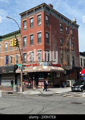 Ecke Prospect Park West und 16th Street im Stadtteil Windsor Terrace in Brooklyn, New York. Stockfoto