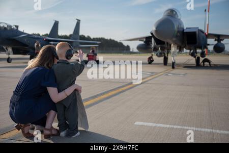 RAF Lakenheath, Großbritannien. Mai 2024. Margaret Snider und ihre Kinder warten darauf, sich mit ihrem Mann, Major Tyson Snider, Pilotin der 494th Fighter Squadron, am 10. Mai 2024 bei der RAF Lakenheath, Großbritannien, wiederzufinden. Die 494th FS kehrte von einem siebenmonatigen Einsatz an einen unbekannten Ort in Südwestasien zurück, wo sie wichtige Unterstützung für Operationen im Zentralkommando der USA leisteten. (Kreditbild: © U.S. Air Force/ZUMA Press Wire) NUR REDAKTIONELLE VERWENDUNG! Nicht für kommerzielle ZWECKE! Stockfoto