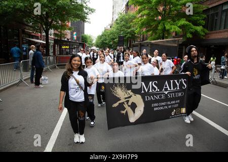 Die 18. Jährliche Dance Parade New York zieht 2024 durch Greenwich Village in den Tompkins Square Park, wo ein fünfstufiges Tanzfestival stattfindet. Dance Parade New York ist die weltweit einzige Parade, bei der ausschließlich die Vielfalt des Tanzes gefeiert und präsentiert wird. Durch die Präsentation verschiedener Genres, Kulturen und Stile vereinen die Parade und das Post-Parade Festival die Welt des Tanzes. Es bietet der Öffentlichkeit auch die Möglichkeit, einen Tanztag zu erleben und daran teilzunehmen. Stockfoto