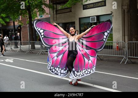 Die 18. Jährliche Dance Parade New York zieht 2024 durch Greenwich Village in den Tompkins Square Park, wo ein fünfstufiges Tanzfestival stattfindet. Dance Parade New York ist die weltweit einzige Parade, bei der ausschließlich die Vielfalt des Tanzes gefeiert und präsentiert wird. Durch die Präsentation verschiedener Genres, Kulturen und Stile vereinen die Parade und das Post-Parade Festival die Welt des Tanzes. Es bietet der Öffentlichkeit auch die Möglichkeit, einen Tanztag zu erleben und daran teilzunehmen. Stockfoto